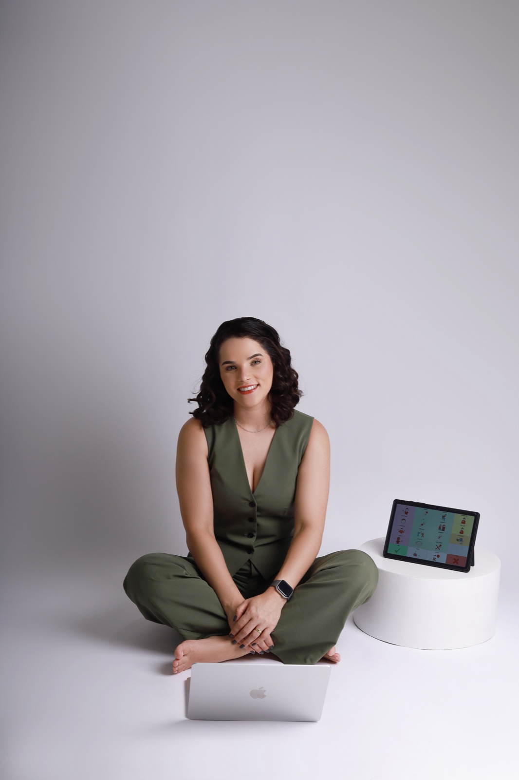 Karine Santos com ferramentas de CAA